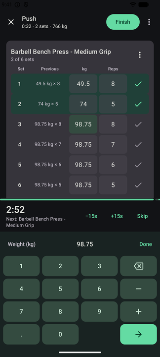 The AtomFit logging screen: six sets of bench press, previous numbers prefilled, a rest timer running and a numeric keypad open